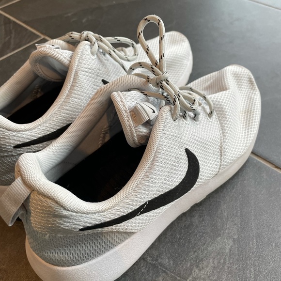 Women’s Nike Shoes - Picture 8 of 9